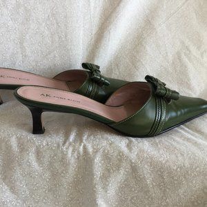 Anne Klein Dark Green Kitten Heels Size 8.5